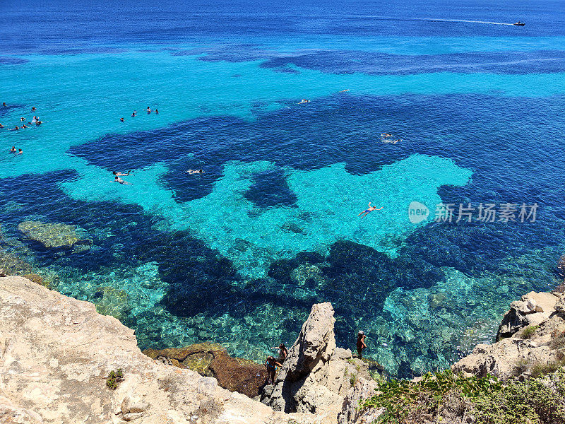 绿松石般的海水在Cala del blue Marino, Favignana，西西里岛